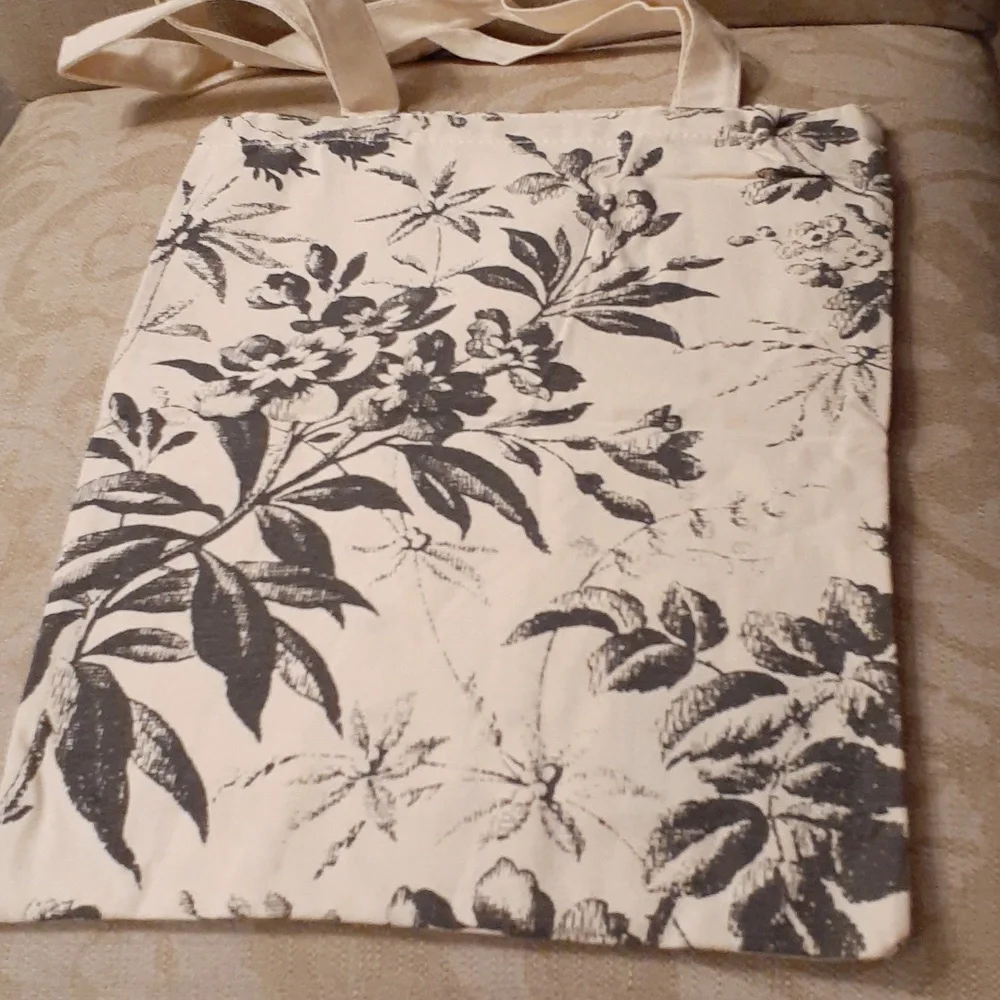 GUCCI FEMALE SATIN BLOOM POUCH TOTE NWT - Picture 6 of 11